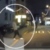 “처벌 어려워보여”…어두운 골목길, 차 다가오자 갑자기 나온 발