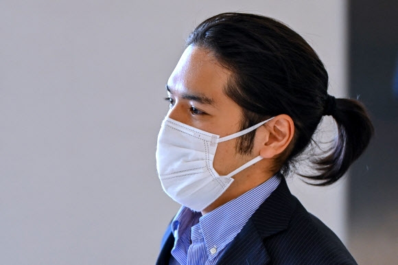 일본 마코 공주의 약혼자인 고무로 게이가 27일 나리타 공항을 통해 귀국하고 있다. AFP 연합뉴스