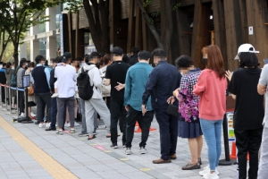 정부 거리두기 2주 더, “방역체계 개편 위한 준비 기간”