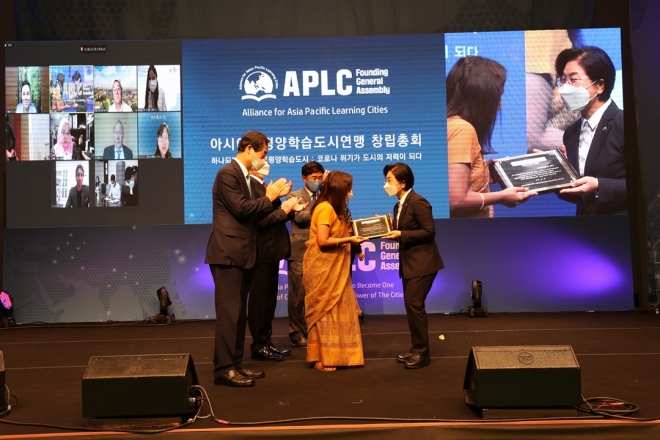 김미경(오른쪽) 서울 은평구청장이 지난달 30일 인천글로벌캠퍼스에서 열린 APLC 총회에서 우수 학습도시 ‘BBC’에 선정돼 명예의 전당 헌정패를 수여받고 있다. 은평구 제공