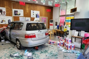 [포토] 휴대전화 매장으로 돌진한 차량…무슨 일이?