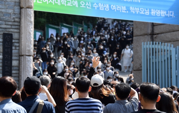 3일 서울 성북구 성신여자대학교에서 22학년도 수시모집 논술고사를 마친 수험생들이 교문을 나오고 있는 가운데 학무보들이 학생들을 기다리고 있다. 2021. 10. 3. 박윤슬 기자 seul@seoul.co.kr