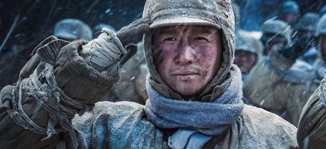 지난달 30일 중국에서 개봉한 영화 ‘장진호’의 한 장면. 애국주의 영화에 단골로 등장하는 우징이 주인공을 맡았다. 관찰자망 제공