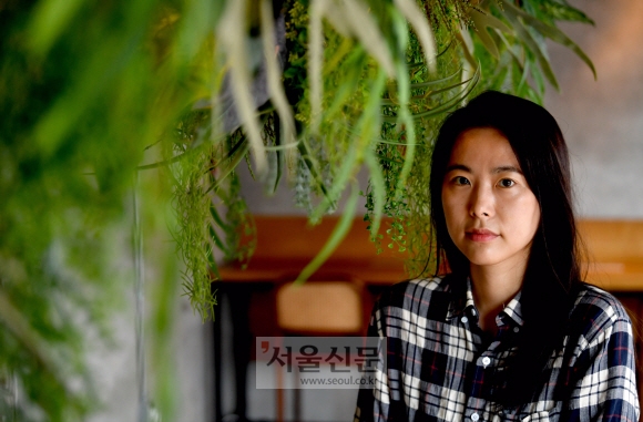 최근 자신의 대표작 영화 ‘벌새’를 배리어프리 버전으로 제작한 김보라 감독이 3일 서울 망원동의 한 카페에서 서울신문과 인터뷰하고 있다. 박지환 기자 popocar@seoul.co.kr