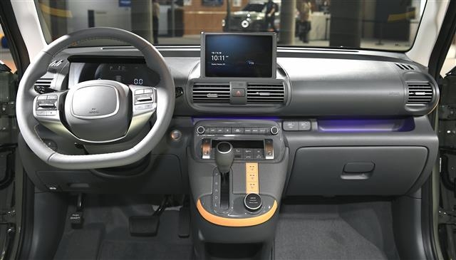 캐스퍼 실내 모습. 8인치 LCD 내비게이션과 스포츠카에서 주로 볼 수 있는 ‘D컷’ 운전대가 장착됐다.  현대자동차 제공