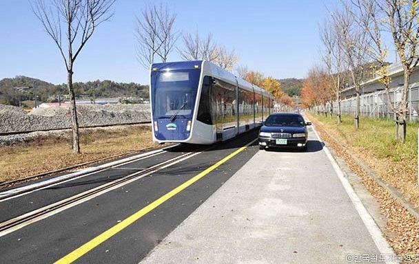 한국철도기술연구원이 충북 오송읍에 설치한 무가선 트램 시운전선.(한국철도기술연구원 제공)
