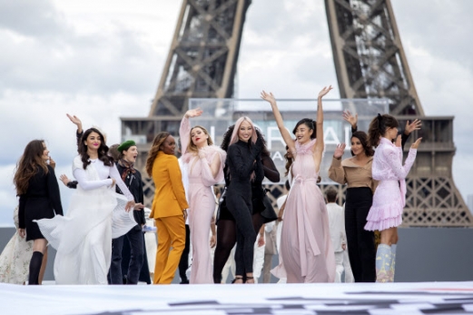 PARIS, Oct. 3, 2021 (Xinhua) -- Models present creations for L‘Oreal on the sidelines of the Paris Fashion Week Spring-Summer 2022 Ready-to-Wear collection shows at the Trocadero in Paris, France, on Oct. 3, 2021. (Xinhua)/2021-10-04 08:56:19/ <연합뉴스