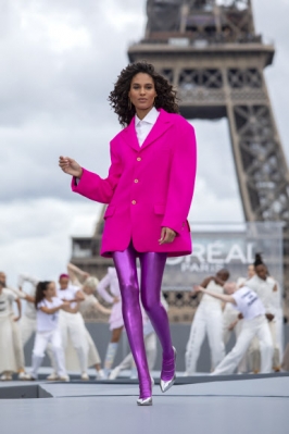 PARIS, Oct. 3, 2021 (Xinhua) -- A model presents a creation for L‘Oreal on the sidelines of the Paris Fashion Week Spring-Summer 2022 Ready-to-Wear collection shows at the Trocadero in Paris, France, on Oct. 3, 2021. (Xinhua)/2021-10-04 08:38:14/ <연합뉴스