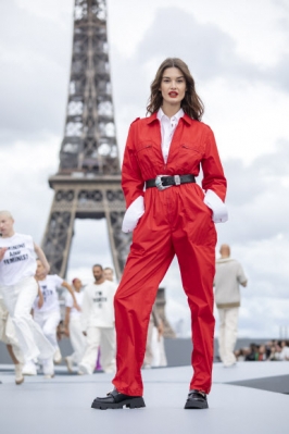 PARIS, Oct. 3, 2021 (Xinhua) -- A model presents a creation for L‘Oreal on the sidelines of the Paris Fashion Week Spring-Summer 2022 Ready-to-Wear collection shows at the Trocadero in Paris, France, on Oct. 3, 2021. (Xinhua)/2021-10-04 08:38:53/ <연합뉴스