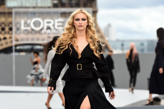 French actress Camille Razat presents a creation for L‘Oreal on the sidelines of the Paris Fashion Week Spring-Summer 2022 Ready-to-Wear collection shows at the Trocadero, in Paris on October 23, 2021. (Photo by Lucas BARIOULET / AFP)/2021-10-04 05:13:40/ <연합뉴스