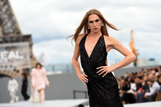 A model presents a creation for L‘Oreal on the sidelines of the Paris Fashion Week Spring-Summer 2022 Ready-to-Wear collection shows at the Trocadero, in Paris on October 3, 2021. (Photo by Lucas BARIOULET / AFP)/2021-10-04 05:12:11/ <연합뉴스