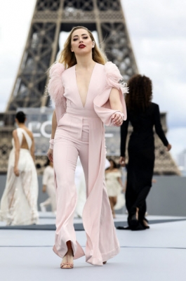 미국 여배우 앰버 허드가 23일(현지시간) 파리 트로카데로에서 열린 파리 패션 위크 봄-여름 2022 기성복 컬렉션 쇼 중 로레알의 작품을 선보이고 있다. AP 연합뉴스