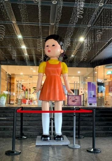 한국이 만든 넷플릭스 오리지널 ‘오징어 게임’에 세계가 푹 빠졌다. 필리핀 마닐라 로빈슨 갤러리아에 설치된 ‘무궁화 꽃이 피었습니다’의 술래 영희 인형은 촬영 명소가 됐다. 로빈슨 갤러리아 페이스북 캡처