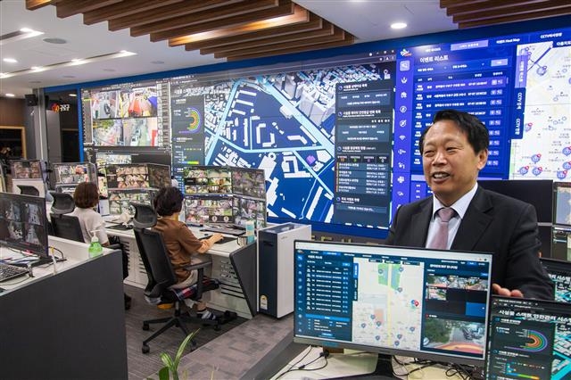이성 구로구청장이 구로구 전역에 있는 공공 폐쇄회로(CC)TV를 통합적으로 관리하는 스마트도시 통합운영센터에서 해당 시스템에 대해 설명하고 있다.  구로구 제공