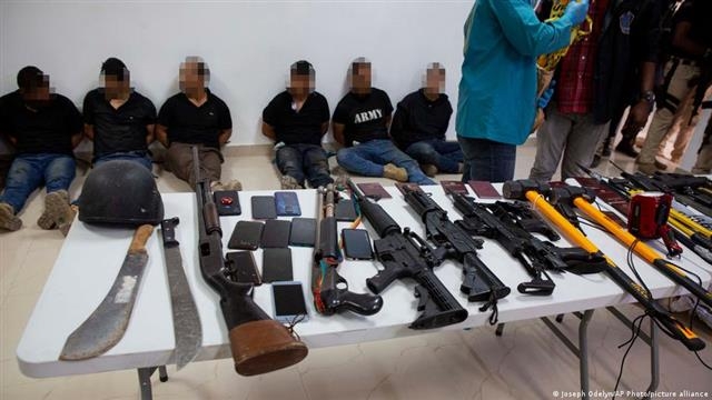2000년대 이후 미국의 지원을 받아 마약과의 전쟁인 ‘플랜 콜롬비아’ 캠페인을 전개 중인 콜롬비아 군대는 많은 게릴라전 경험을 지니고 있다. 사진은 아이티 경찰이 용의자들이 사용한 무기를 언론에 공개하고 있다. 콜롬비아 용병 18명과 미국인 2명이 암살사건에 연루돼 체포됐다. 포르토프랭스 AP 연합뉴스
