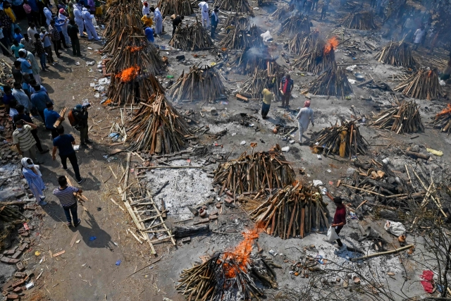 지난 4월 27일 인도 수도 뉴델리의 노천 화장장에서 코로나19 사망자 시신이 화장되고 있다. AFP 자료사진 연합뉴스 