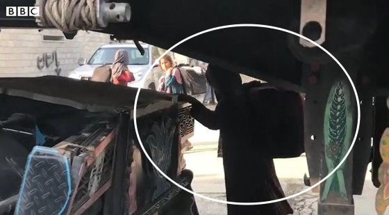 트럭 밑에 숨어서 국경을 넘는 한 아프간 어린이. BBC 캡처 