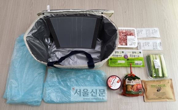 SSG는 새벽배송 상품들을 다회용 보냉백 한곳에 담아 보냈다. 냉동과 냉장을 구분하기 위한 별도의 비닐 포장이 추가됐다. 도준석 기자 pado@seoul.co.kr