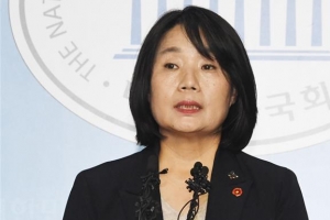 윤미향, ‘돈미향’ 발언 전여옥 상대 손해배상 일부 승소…법원 “1000만원 배상”