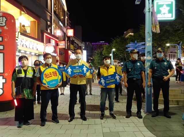 유동균(왼쪽 세 번째) 서울 마포구청장이 지난 추석 연휴 홍대 일대에서 특별 방역 캠페인을 펼치고 있다. 마포구 제공
