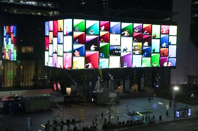 코엑스 일대 11개 옥외전광판에서 강남의 과거, 현재, 미래를 담은 퍼포먼스가 펼쳐지고 있다. 강남구 제공