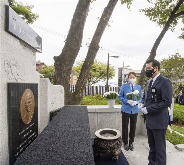 성장현(오른쪽) 서울 용산구청장이 유관순 열사 순국 제101주기를 맞아 이태원부군당역사공원에 마련된 추모비 앞에서 헌화하고 있다. 용산구 제공