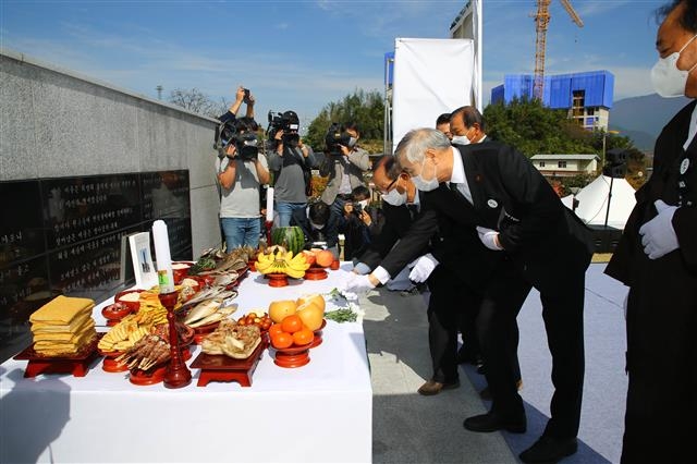 지난해 구례 현충공원에서 열린 72주년 합동위령제에서 이규종(왼쪽) 여순항쟁구례유족회장과 회원들이 헌화하고 있는 모습. 구례군 제공