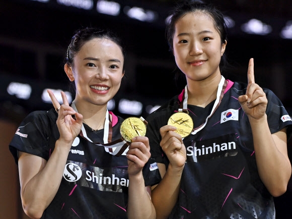Shin Yu-bin (à direita) e Jun Ji-hee, que venceram as duplas femininas no Campeonato Asiático de Tênis de Mesa de Doha 2021, realizado em Lusail, Catar, no dia 5 (horário local), subiram ao pódio com medalhas de ouro no pescoço.  Notícias do Shinhwa Yonhap