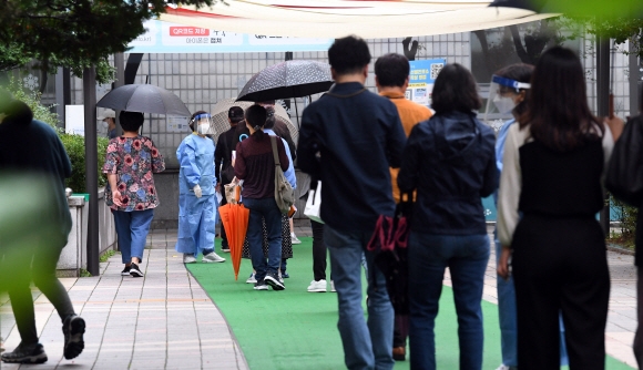 6일 서울 서초구보건소 선별진료소가 검사를 받으려는 시민들로 붐비고 있다. 이날은 코로나19 확진자는 2028명으로 집계됐다.  2021. 10 . 6 정연호 기자 tpgod@seoul.co.kr