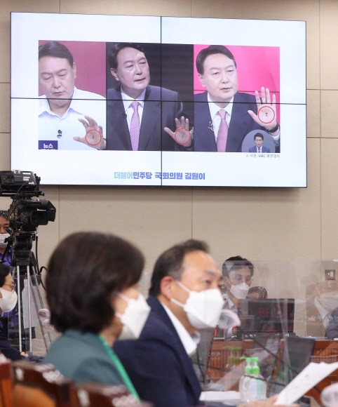 더불어민주당 김원이 의원이 6일 국회 보건복지위 국정감사에서 국민의힘 대선 후보인 윤석열 전 검찰총장이 TV토론회에서 손바닥에 적고 나온 ‘왕’(王)자 논란 사진을 띄우고 손을 제대로 닦지 않은 것은 코로나19 방역수칙 위반이라고 주장하고 있다. 김명국 선임기자 daunso@seoul.co.kr