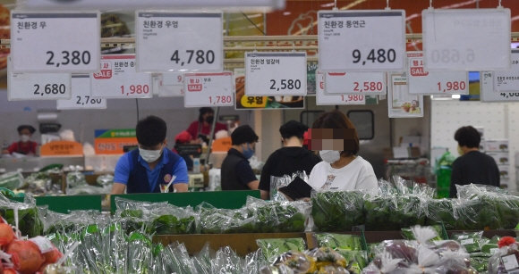 3분기 소비자물가상승률이 2.6% 상승한 가운데 6일 서울 양재동 하나로마트에서 시민들이 물건을 고르고 있다. 2021.10.6  박지환 기자 popocar@seoul.co.kr