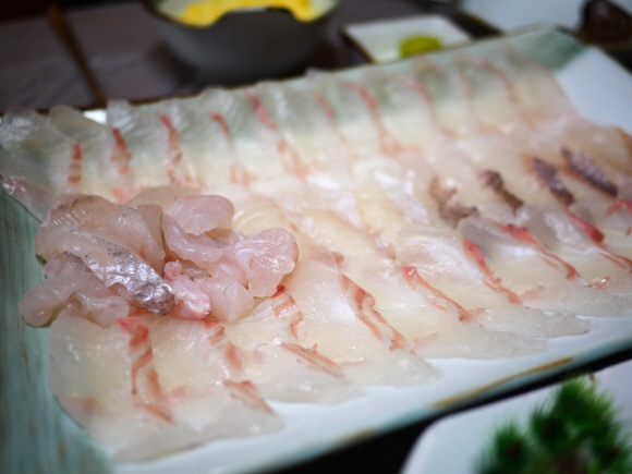 신선한 생선회. 남해에서는 다양한 먹거리를 만날 수 있다.