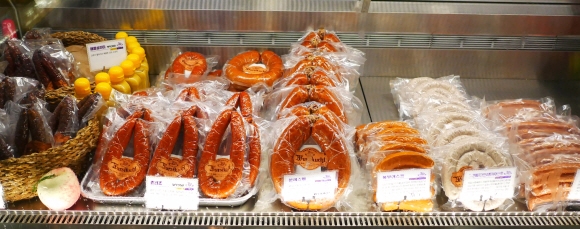 독일마을에서 파는 샤퀴테리(육가공품). 남해에서는 다양한 먹거리를 만날 수 있다.