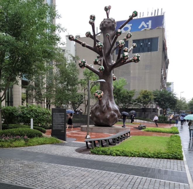 공제회관 입구에서 바라본 더-K 꿈나무