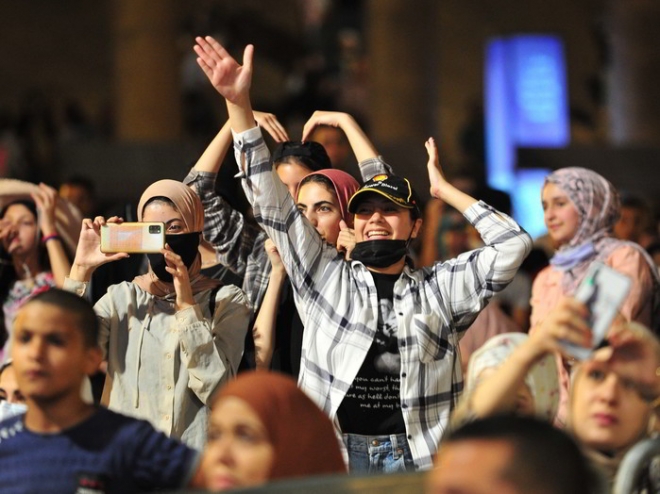 요르단 관객들이 대한민국 비보이 그룹 진조크루의 공연에 호응하고 있다.
