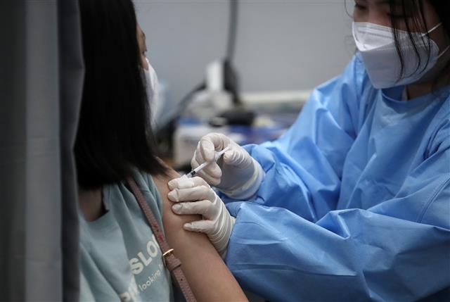서울 성북구청에 마련된 신종코로나바이러스 감염증(코로나19) 예방접종센터에서 시민들이 백신을 접종하고 있다. 2021.10.7 뉴스1
