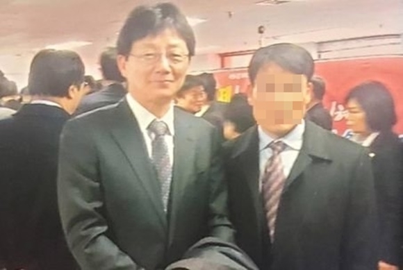 유승민 전 의원이 과거 ‘항문침 전문가’ 이병환씨와 함께 찍은 사진. 연합뉴스