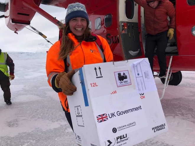 영국 외무부, 남극 연구진에게 AZ 백신 전달. 영국 외무부 트위터 캡처