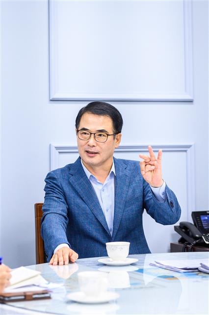 장충남 남해군수가 서울신문과 인터뷰를 하며 주요 군정 등에 대해 설명을 하고 있다. 남해군 제공