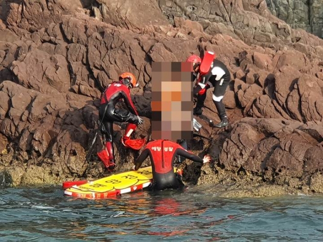 8일 부산 해상에서 실종된 지 5시간 만에 구조되는 레저활동객. 부산해경제공.