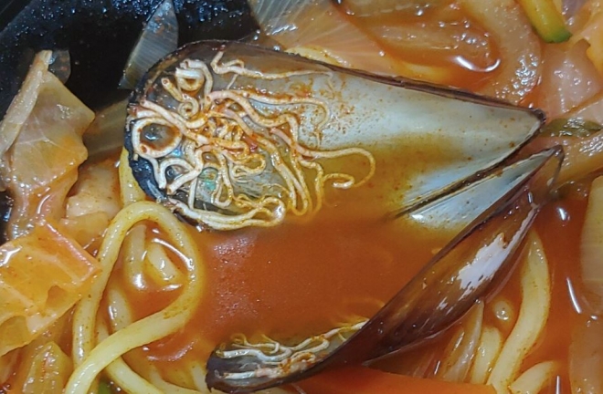 홍합을 먹다 이물질을 발견했다는 네티즌의 사진