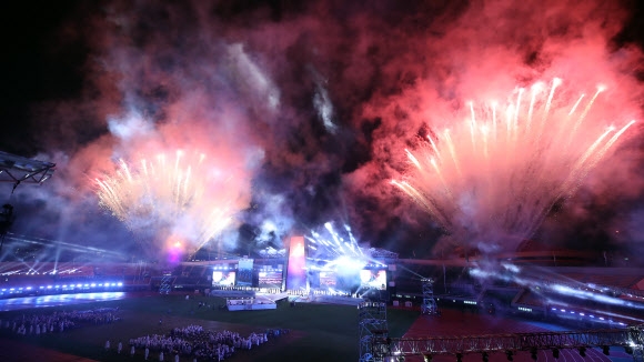 102회 전국체육대회가 8일 경북 구미시민운동장에서 개회식을 시작으로 열전에 돌입한 가운데 화려한 불꽃이 밤하늘을 수놓고 있다. 구미 연합뉴스