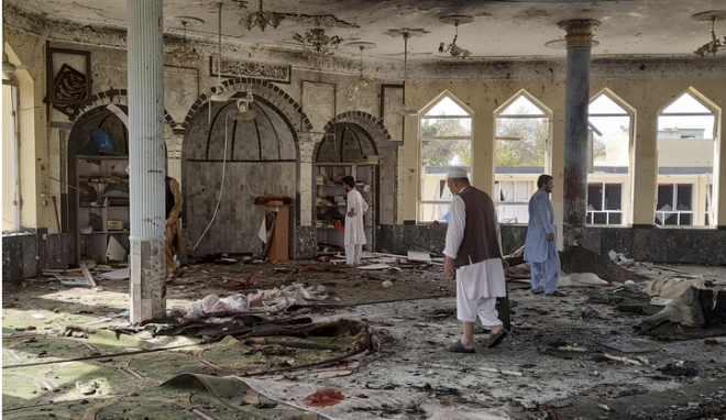 8일(현지시간) 아프간 쿤두즈주 모스크 폭탄 테러 현장