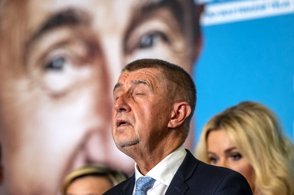 안드레이 바비쉬 체코 총리 겸 긍정당 당수가 9일(현지시간) 프라하의 선거본부에서 기자회견을 열어 근소한 패배를 인정하며 만감이 교차하는 듯 눈을 감고 있다. 프라하 EPA 연합뉴스 