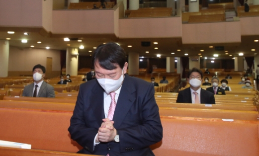[서울포토] 성경들고 교회로 달려간 윤석열