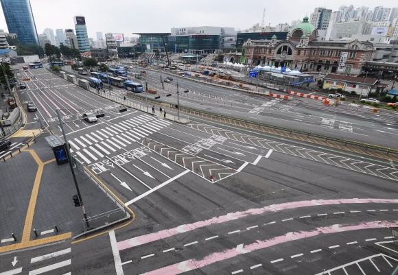 한글날 연휴가 이어지고 있는 가운데 10일 서울역 도심 일대가 한산한 모습을 보이고 있다.2021. 10. 10 박윤슬 기자 seul@seoul.co.kr
