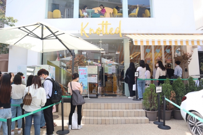 지난 3일 서울 성동구 성수동에 있는 프리미엄 도넛카페 앞에 청년들이 줄을 서고 있다. 성대신문 최혜원·박수빈 기자