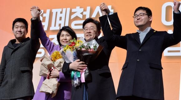 2017년 1월 19대 대선 출마선언을 하며 가족들과 함께 인사를 하고 있다. 서울신문 DB