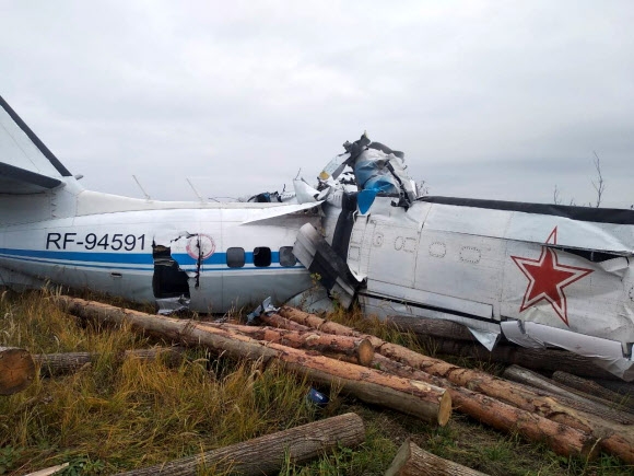 L-410 러시아 여객기의 잔해가 10일 러시아 타타르 공화국의 멘젤린스크 근처 추락 현장에서 목격되고 있다. 이 사고로 19명이 숨지고 3명이 부상을 입었다. 로이터 연합뉴스 2021-10 16:43:22