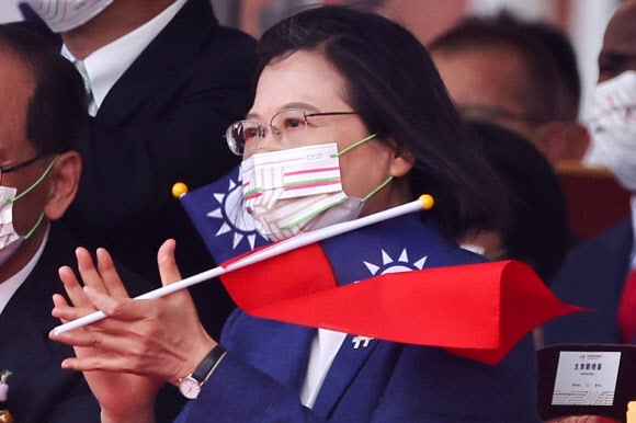 대만 타이베이에서 열린 건국 기념식에서 차이잉원 총통이 박수를 치고 있다. 2021.10.10 로이터 연합뉴스